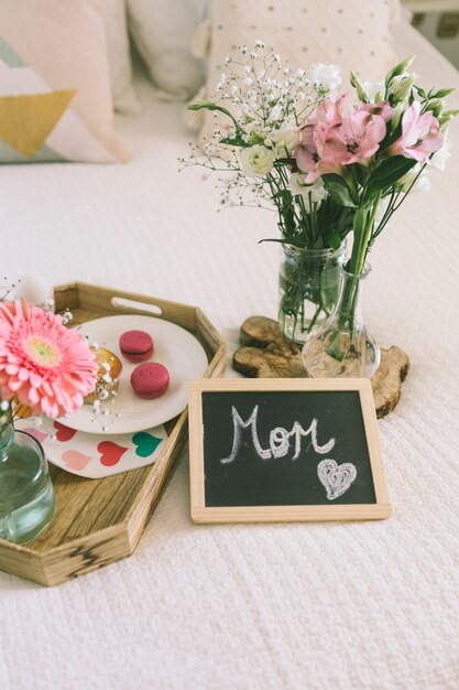 Mom inscription with flowers and macaroons