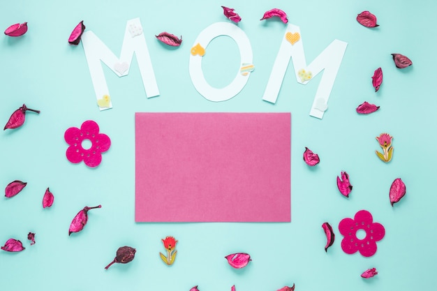 Мама надпись с бумажными и цветочными лепестками