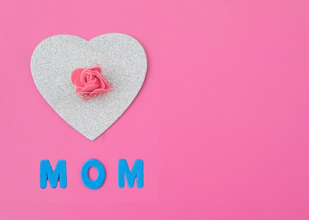 Мама надпись с бумажным сердцем и розой
