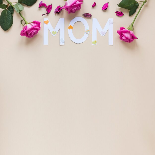 Mom inscription with roses on table