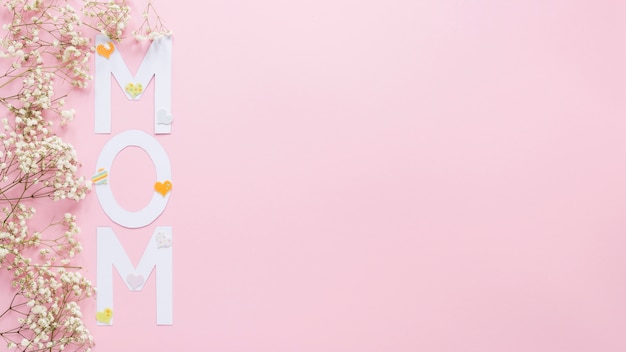 Foto gratuita iscrizione di mamma con rami di piccoli fiori