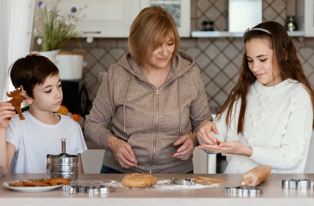 Foto gratuita mamma e bambini in cucina