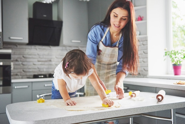 Foto gratuita mamma che ama il forno per la figlia del biscotto.