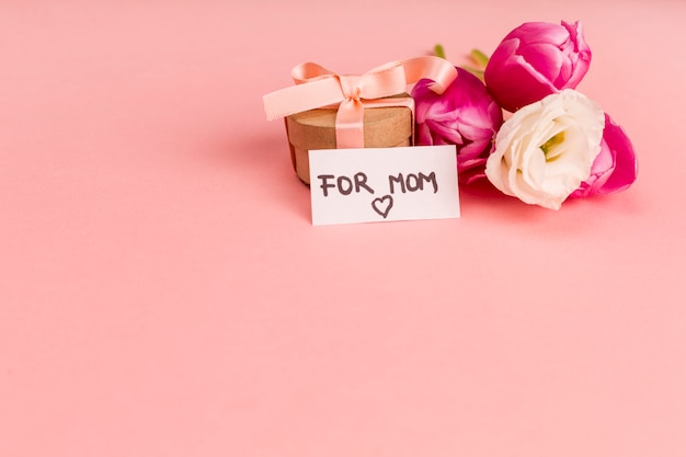 Foto gratuita per la nota di mamma su una piccola confezione regalo