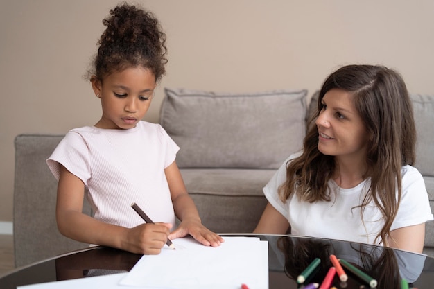 Foto gratuita mamma gioca con sua figlia a casa