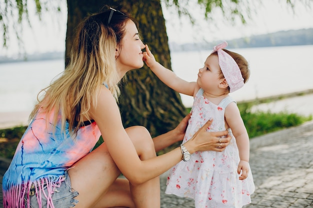 Mamma che riposa con sua figlia