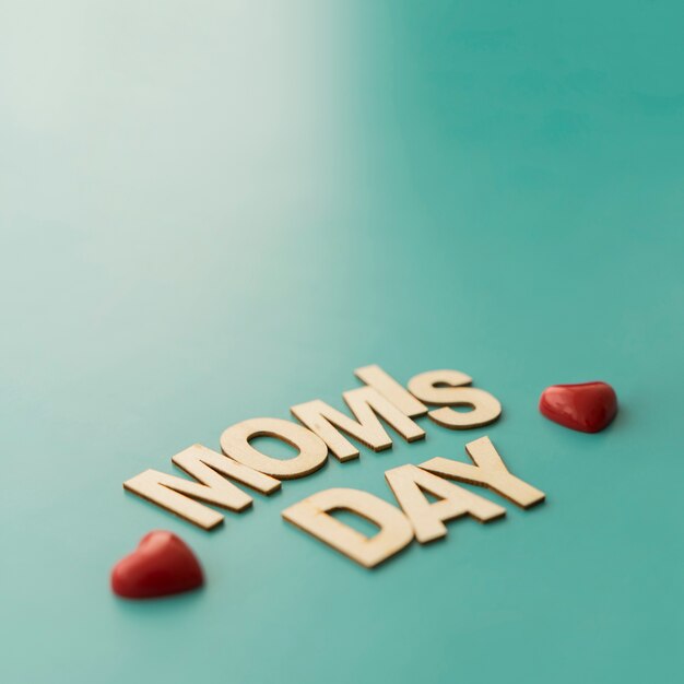 «День мамы» надписи с маленькими сердцами