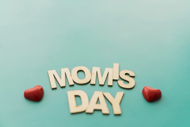 scritta "giornata della mamma" con piccoli cuori rossi
