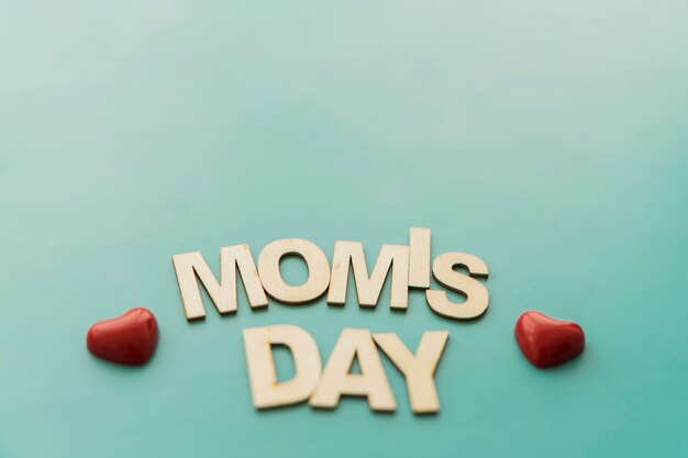 «День мамы» с маленькими красными сердцами