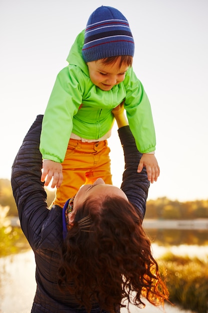 Foto gratuita mamma e figlio si divertono in riva al lago