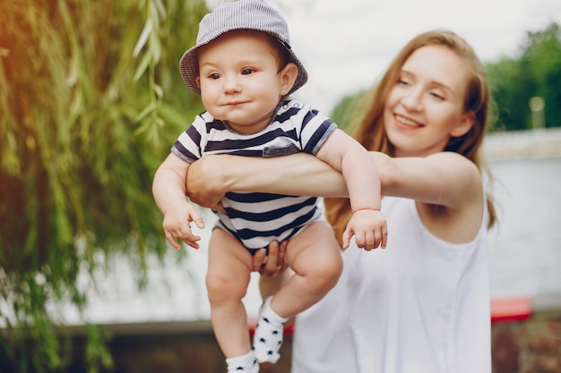 Mamma e figlio si rilassano nel parco e camminano intorno al fiume.