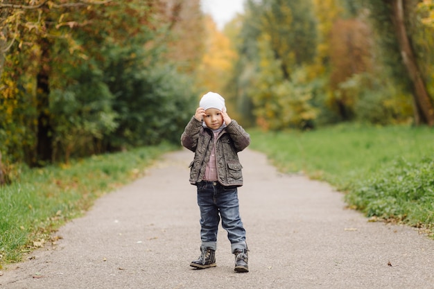 Foto gratuita mamma e figlio che camminano e si divertono insieme nel parco d'autunno.