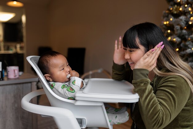 子供と一緒に時間を過ごすお母さん