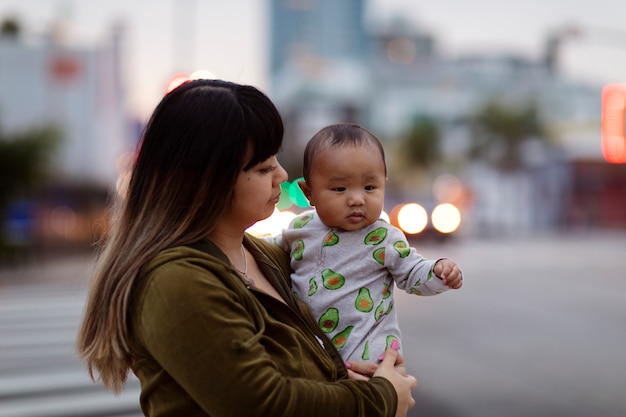 子供と一緒に時間を過ごすお母さん