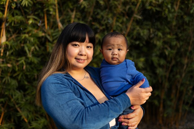 子供と一緒に時間を過ごすお母さん