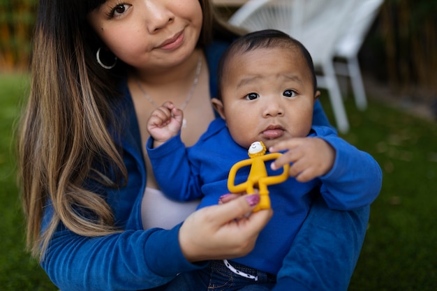 子供と一緒に時間を過ごすお母さん