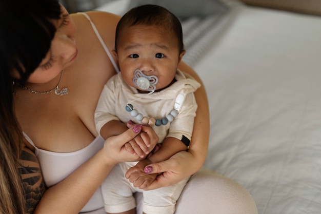 Foto gratuita la mamma trascorre del tempo con il bambino