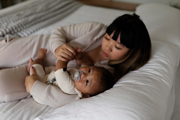 子供と一緒に時間を過ごすお母さん