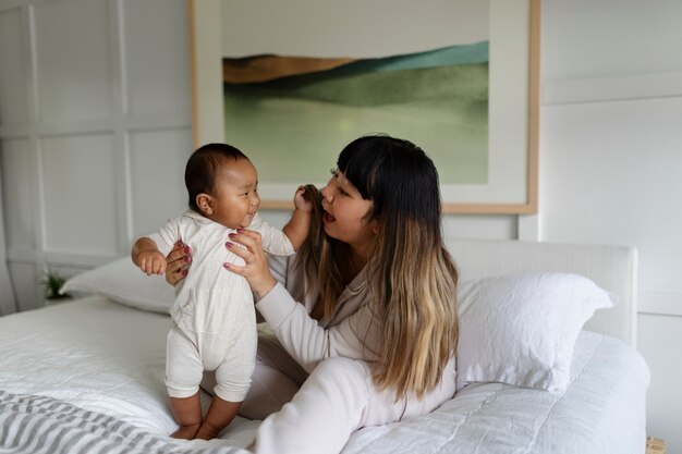 子供と一緒に時間を過ごすお母さん