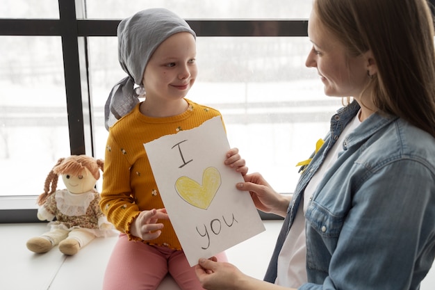 Foto gratuita la mamma trascorre del tempo con suo figlio durante la terapia