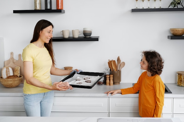 Foto gratuita la mamma trascorre del tempo con suo figlio