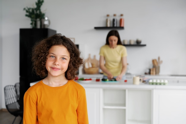 Foto gratuita la mamma trascorre del tempo con suo figlio