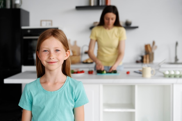 Foto gratuita la mamma trascorre del tempo con suo figlio