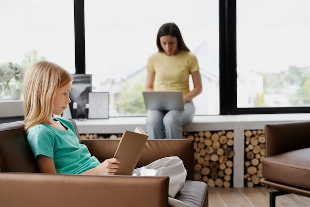 Foto gratuita la mamma trascorre del tempo con suo figlio