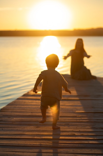 La mamma trascorre del tempo con il bambino in spiaggia