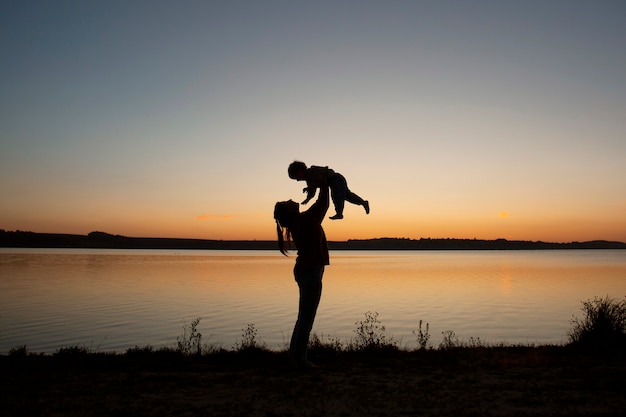 Foto gratuita la mamma trascorre del tempo con il bambino in spiaggia