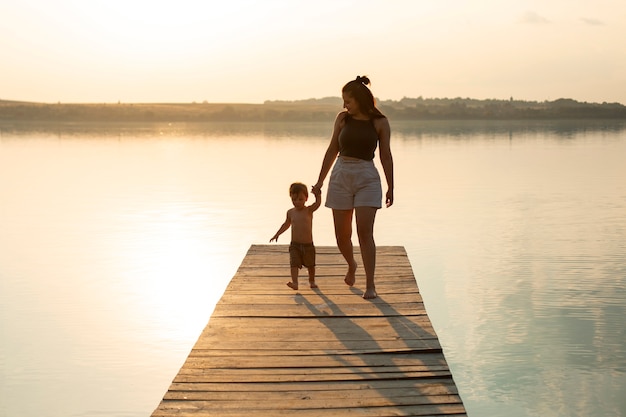 Foto gratuita la mamma trascorre del tempo con il bambino in spiaggia