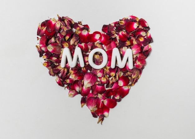 Бесплатное фото Титул мамы на красном декоративном сердечке из цветов