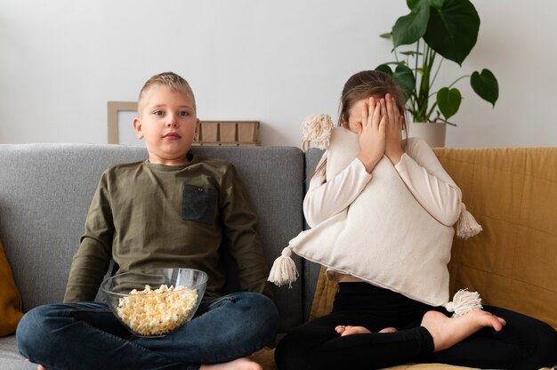 子供たちと一緒にテレビを見ているお母さん