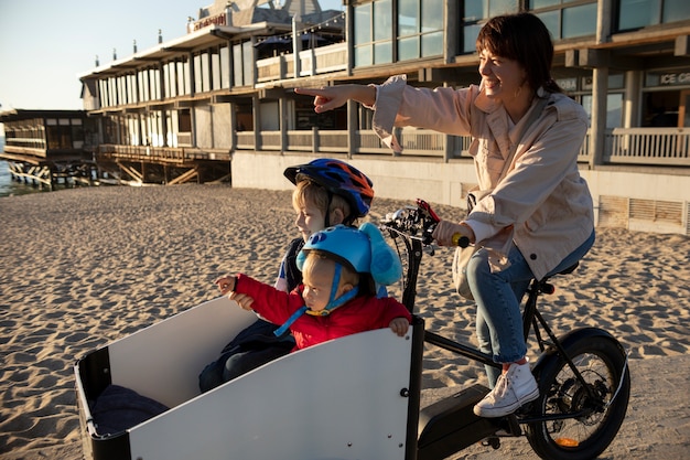 Mamma con bambino che viaggia utilizzando la mobilità sostenibile