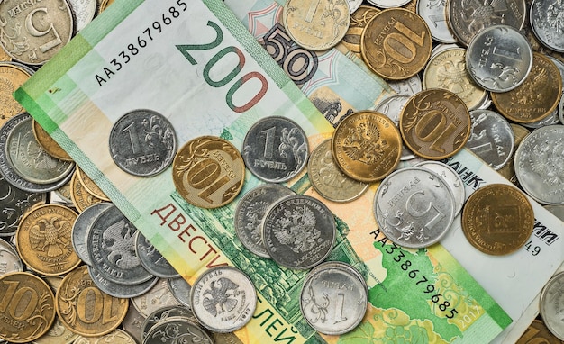시장 뉴스에 대한 배경 또는 배너에 대한 테이블 상단 보기 아이디어에 더미에 흩어져 있는 러시아 루블의 화폐 동전과 지폐