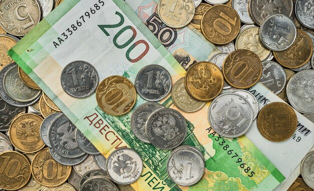 시장 뉴스에 대한 배경 또는 배너에 대한 테이블 상단 보기 아이디어에 더미에 흩어져 있는 러시아 루블의 화폐 동전과 지폐
