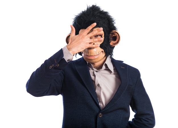 Foto gratuita uomo di scimmia che copre il suo volto