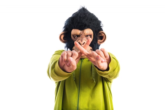 Foto gratuita uomo di scimmia che non fa gesto