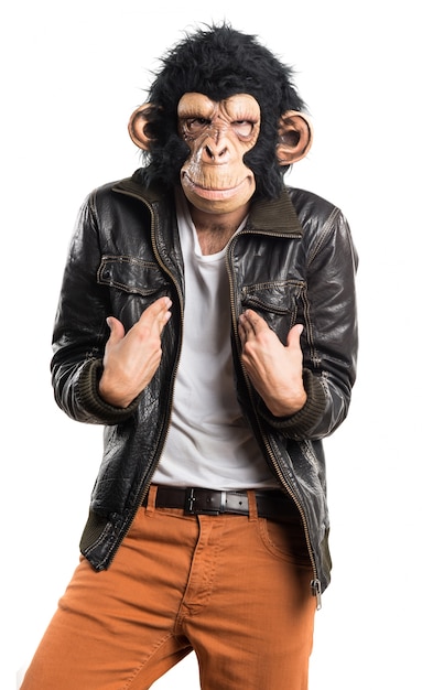 Человек-обезьяна делает неожиданный жест