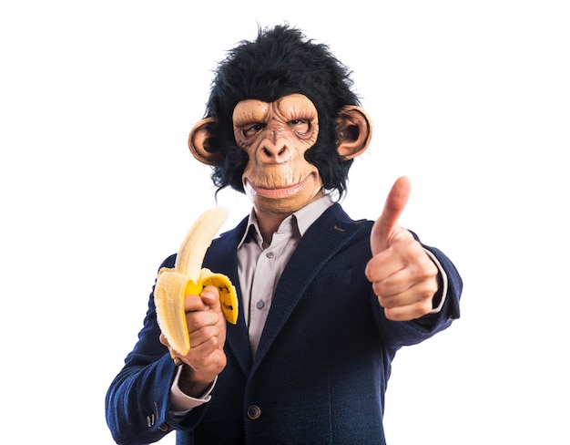 Foto gratuita uomo di scimmia mangiando una banana