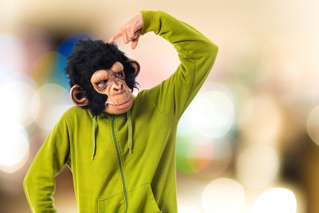 Foto gratuita uomo di scimmia che pensa su sfondo bianco