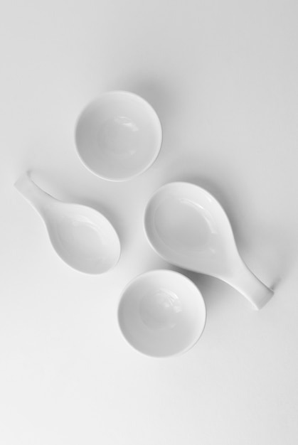 Free photo monochromatic still life assortment with tableware