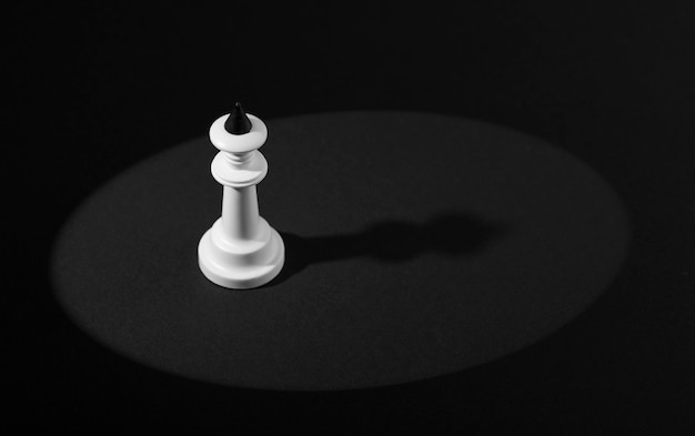 影のあるモノクロのチェスの駒