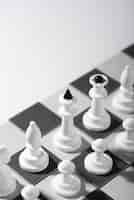 Foto gratuita pezzi degli scacchi monocromatici con tabellone