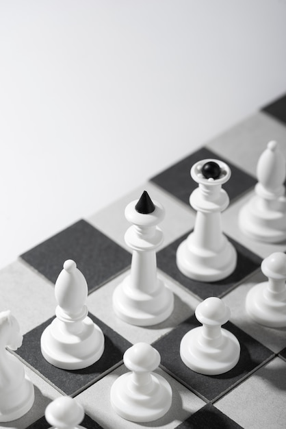 Монохромные шахматные фигуры с игровой доской