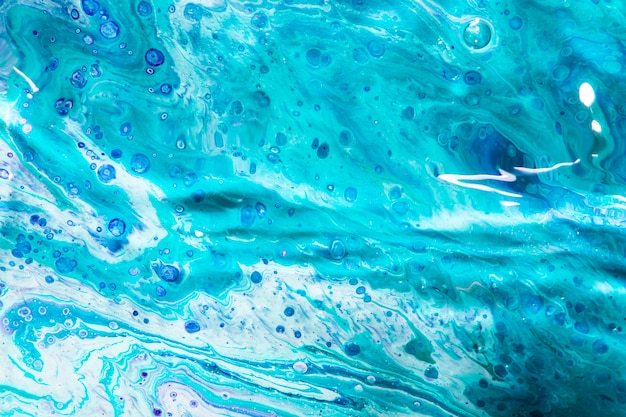モノクロの水滴と濃い青のドット