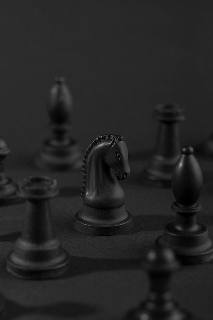 Pezzi monocromatici per gioco da tavolo a scacchi