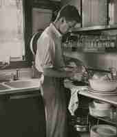 Бесплатное фото monochrome portrait of retro man doing housework and household chores