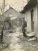 무료 사진 monochrome portrait of retro man doing housework and household chores