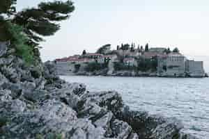 Foto gratuita montenegro budva riviera il parco vicino all'isola di sveti stefan